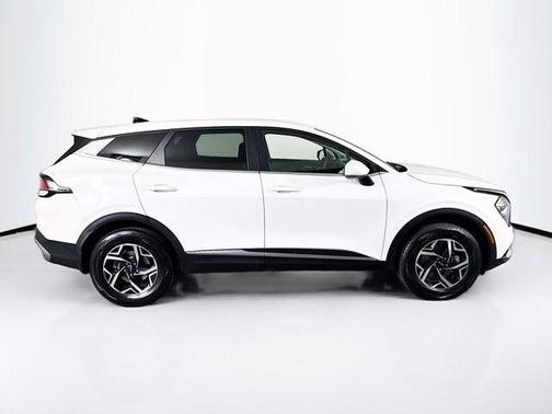 Snow White Pearl 2023 Kia Sportage LX