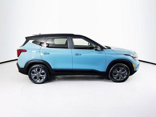 Pluton Blue/Black Roof 2024 Kia Seltos S