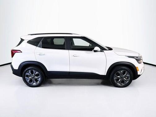 Snow White Pearl 2024 Kia Seltos S
