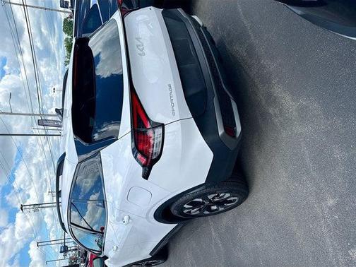 Glacial White Pearl 2024 Kia Sportage X-Line
