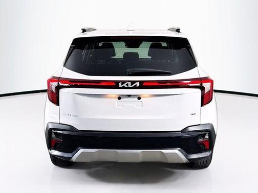 Snow White Pearl 2024 Kia Seltos EX