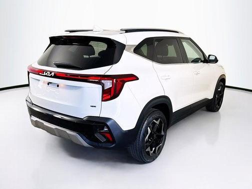 Snow White Pearl 2024 Kia Seltos EX
