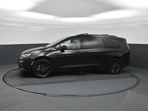 Diamond Black 2025 Chrysler Pacifica Limited