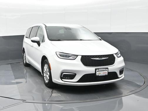 2023 Chrysler Pacifica Touring-L