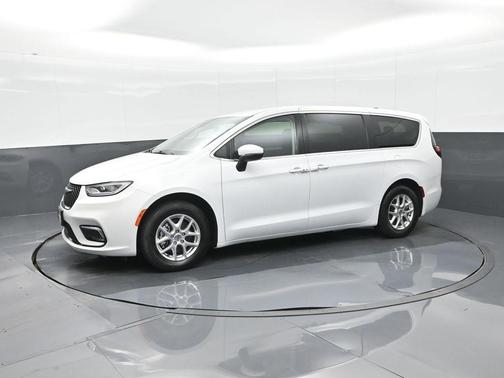 2023 Chrysler Pacifica Touring-L