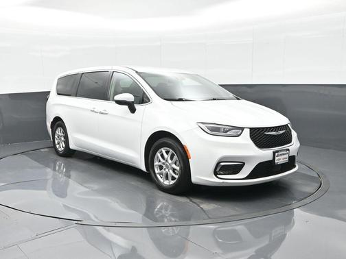 2023 Chrysler Pacifica Touring-L