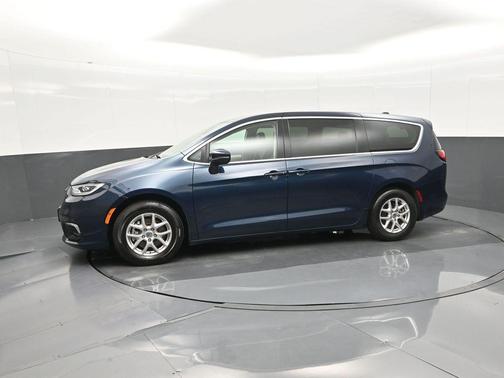 2023 Chrysler Pacifica Touring-L