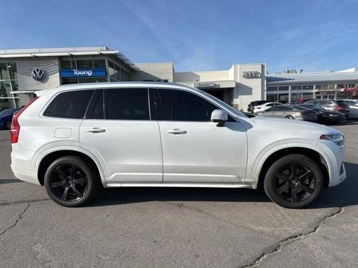 2020 Volvo XC90 T6 Momentum 7 Passenger