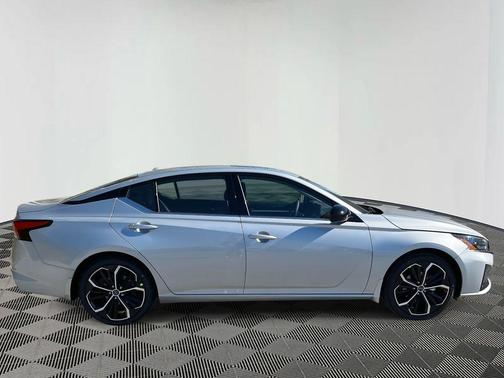 2025 Nissan Altima SR FWD