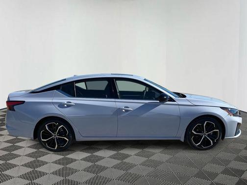 2025 Nissan Altima SR FWD