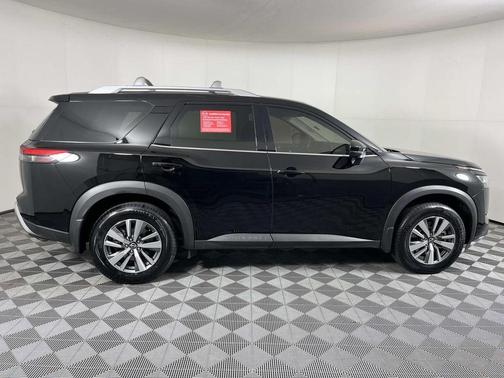 2024 Nissan Pathfinder SL 4WD