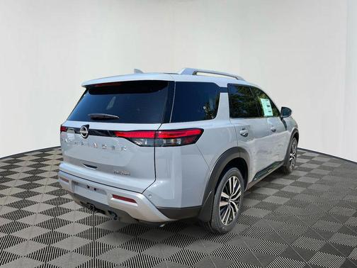 2025 Nissan Pathfinder Platinum FWD