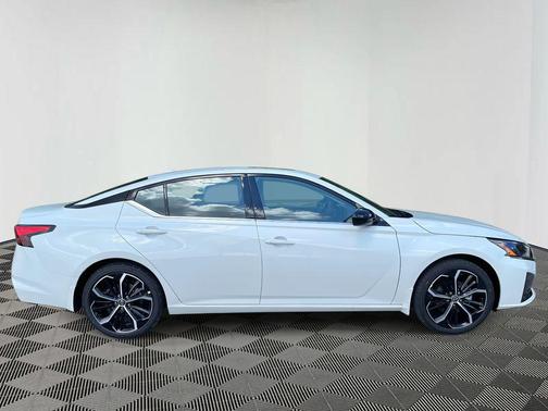 2025 Nissan Altima SR FWD