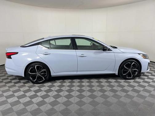 2023 Nissan Altima SR FWD