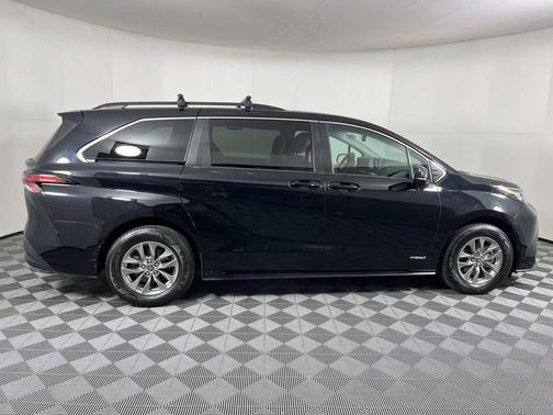 2021 Toyota Sienna LE