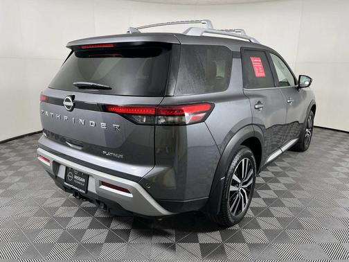 2024 Nissan Pathfinder Platinum FWD