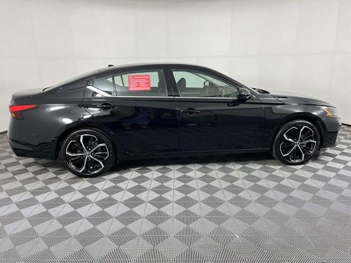 Super Black 2025 Nissan Altima SR FWD