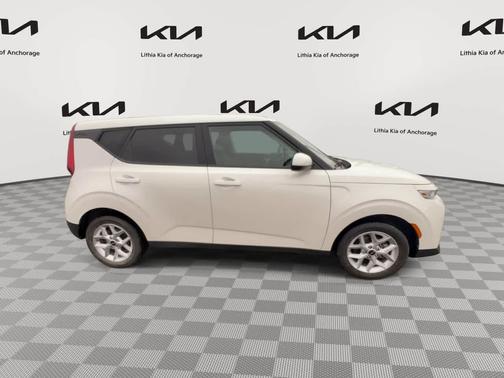 Snow White Pearl 2022 Kia Soul LX
