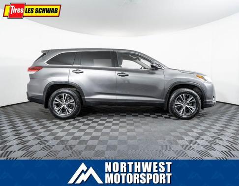 Photo 4 of 26 of 2019 Toyota Highlander LE