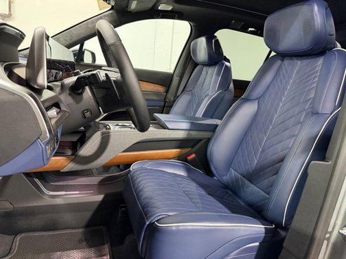 Argent Silver Metallic 2026 Cadillac VISTIQ Premium Luxury