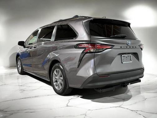 2021 Toyota Sienna LE