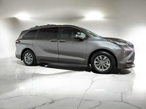 2021 Toyota Sienna LE