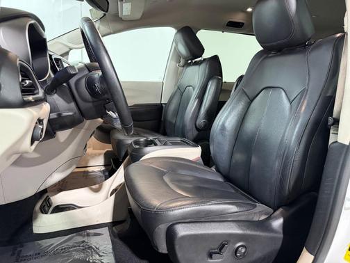 Bright White Clearcoat 2020 Chrysler Pacifica Touring L