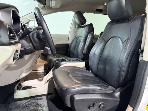 Bright White Clearcoat 2020 Chrysler Pacifica Touring L
