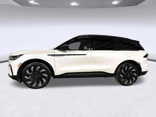 White Platinum Metallic Tri-Coat 2025 Lincoln Nautilus Reserve