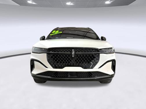 White Platinum Metallic Tri-Coat 2025 Lincoln Nautilus Reserve