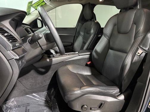 2020 Volvo XC90 T6 Momentum