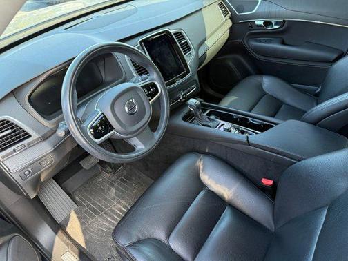 2020 Volvo XC90 T6 Momentum