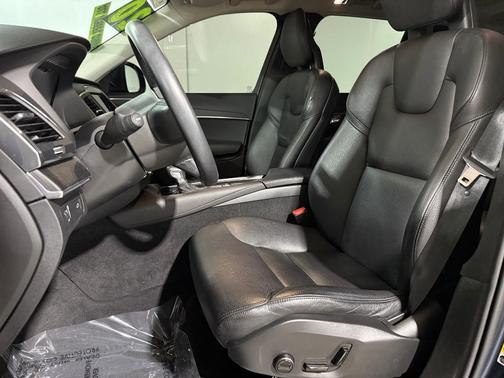 2020 Volvo XC90 T6 Momentum