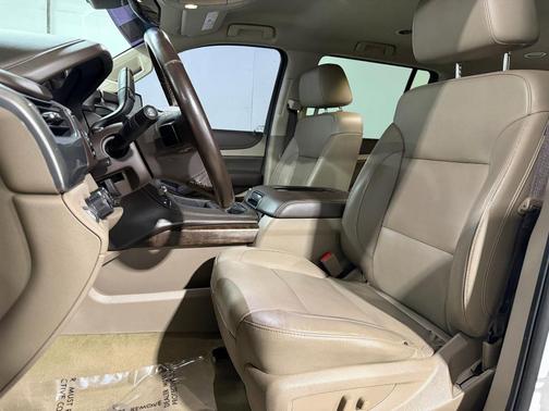 Summit White 2019 Chevrolet Suburban LT