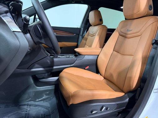 Crystal White Tricoat 2026 Cadillac XT5 Premium Luxury