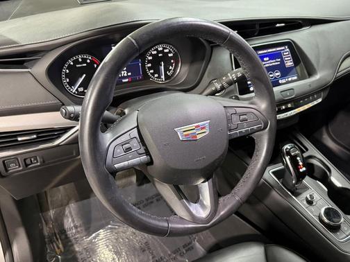 Radiant Silver Metallic 2021 Cadillac XT4 Premium Luxury