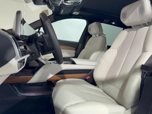 Vibrant White Tricoat 2027 Cadillac VISTIQ Sport