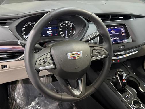 Argent Silver Metallic 2023 Cadillac XT4 Luxury