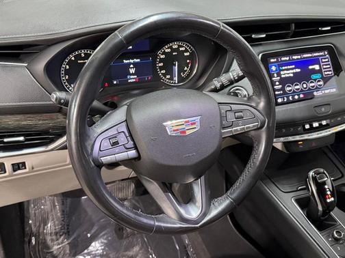 Radiant Silver Metallic 2021 Cadillac XT4 Premium Luxury