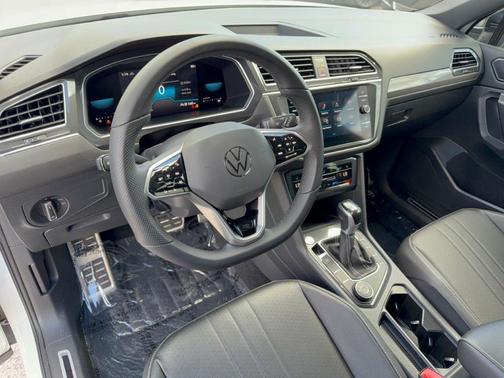 White 2022 Volkswagen Tiguan 2.0T SE R-Line Black 4MOTION