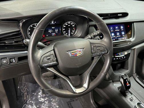 Crystal White Tricoat 2023 Cadillac XT6 Luxury FWD