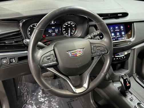 Crystal White Tricoat 2023 Cadillac XT6 Luxury FWD