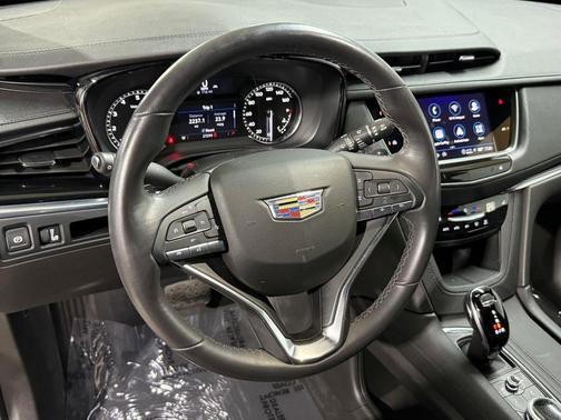 Crystal White Tricoat 2023 Cadillac XT6 Luxury FWD