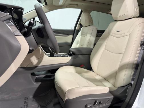 Crystal White Tricoat 2026 Cadillac XT5 Premium Luxury