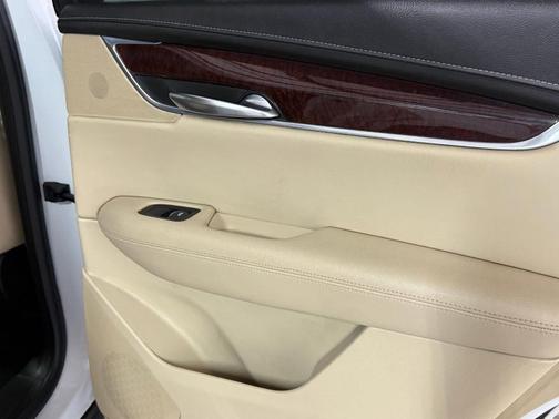 Crystal White Tricoat 2017 Cadillac XT5 Luxury