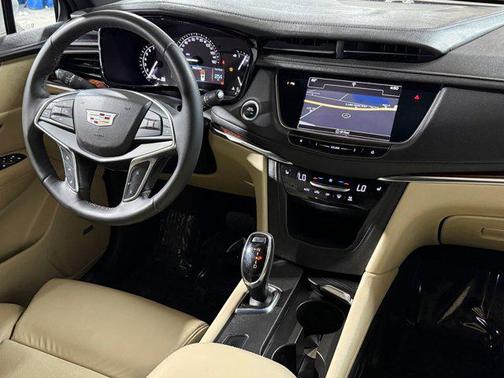 Crystal White Tricoat 2017 Cadillac XT5 Luxury