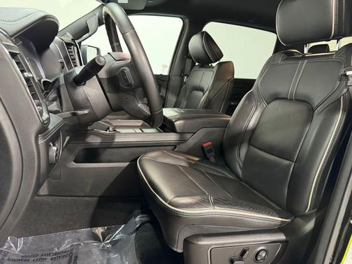 Diamond Black Crystal Pearlcoat 2023 RAM 1500 Limited