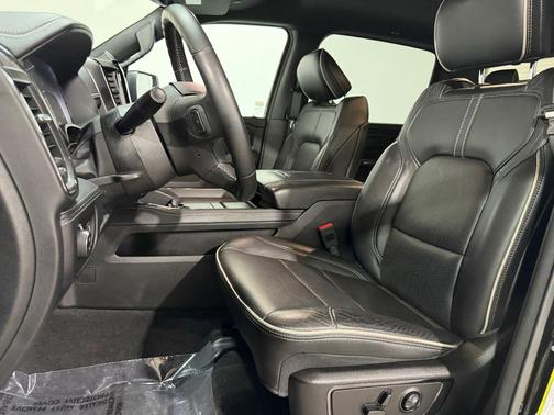 Diamond Black Crystal Pearlcoat 2023 RAM 1500 Limited