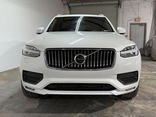 Crystal White Metallic 2020 Volvo XC90 T6 Momentum