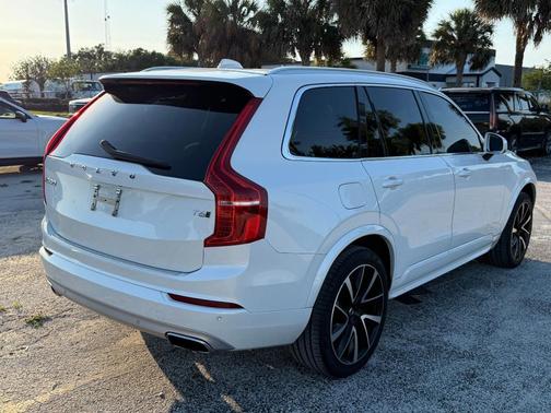 Crystal White Metallic 2020 Volvo XC90 T6 Momentum